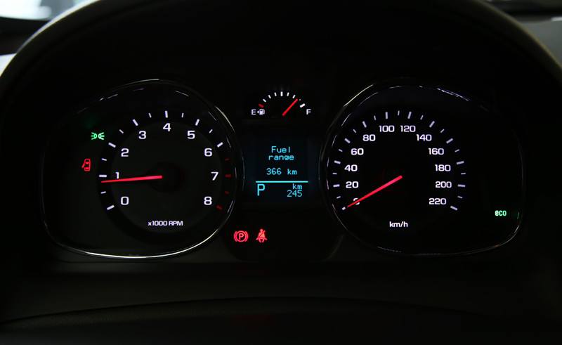 Odo của xe là 245 km. Đồng hồ xe báo rằng lượng xăng trong bình còn đủ để chạy 366km nữa. Em sẽ vận hành Captiva 2016 với chế độ Eco mặc định trên xe.
