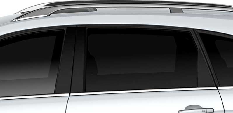 Kính cửa sổ tối màu tăng phần riêng tư và giúp khoang xe luôn mát mẻ